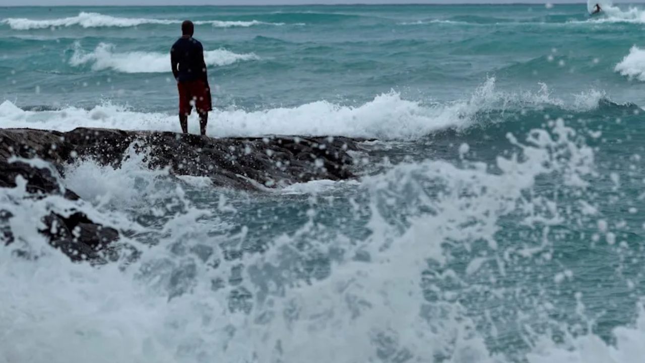 Hurricane Fausto Is Weakening But Forecasters Warn Massive 15-Foot Waves Could Hit Hawaii Despite No Landfall