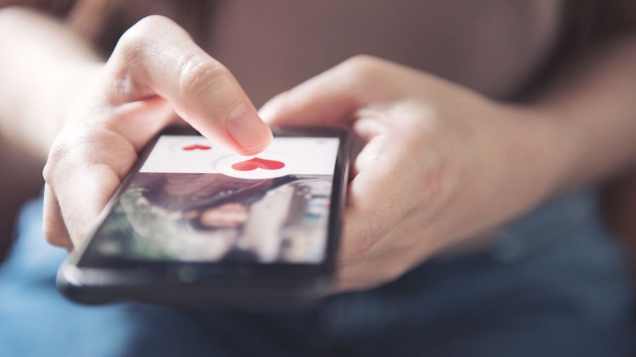 Man Lost More Than $400K After Dating App Meetup, Prosecutors Say Woman Spent Money on Casinos and Luxury Car