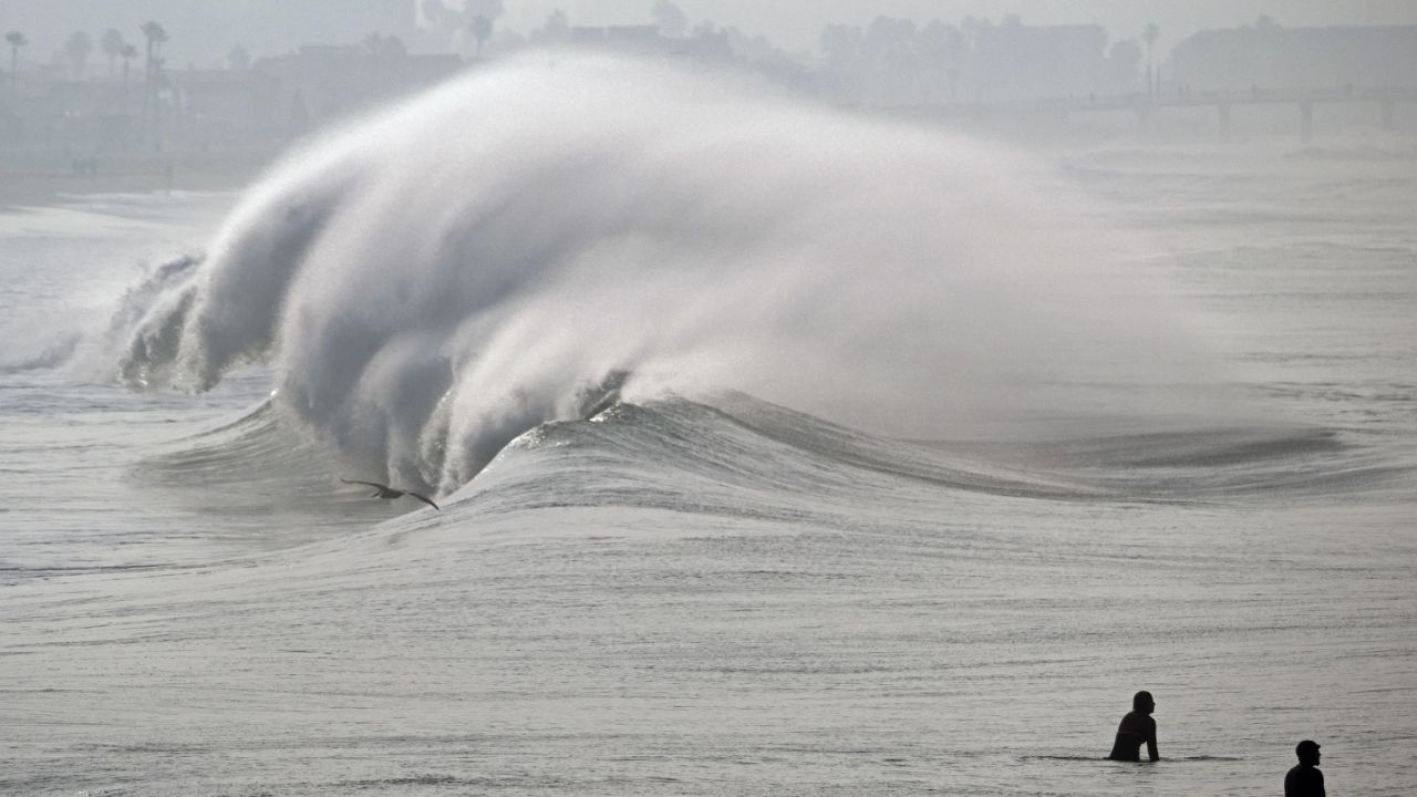 Hawaii on Alert Massive Pacific Storm Invest 93C Strengthens, Bringing Threat of 20-Foot Waves