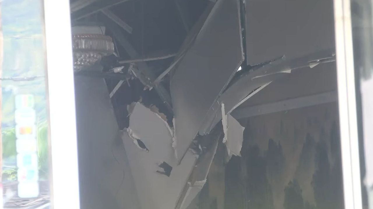 Restaurant Roof Suddenly Collapses During Lunch, Injuring 4 Elderly Women in Honolulu One Rushed to Hospital
